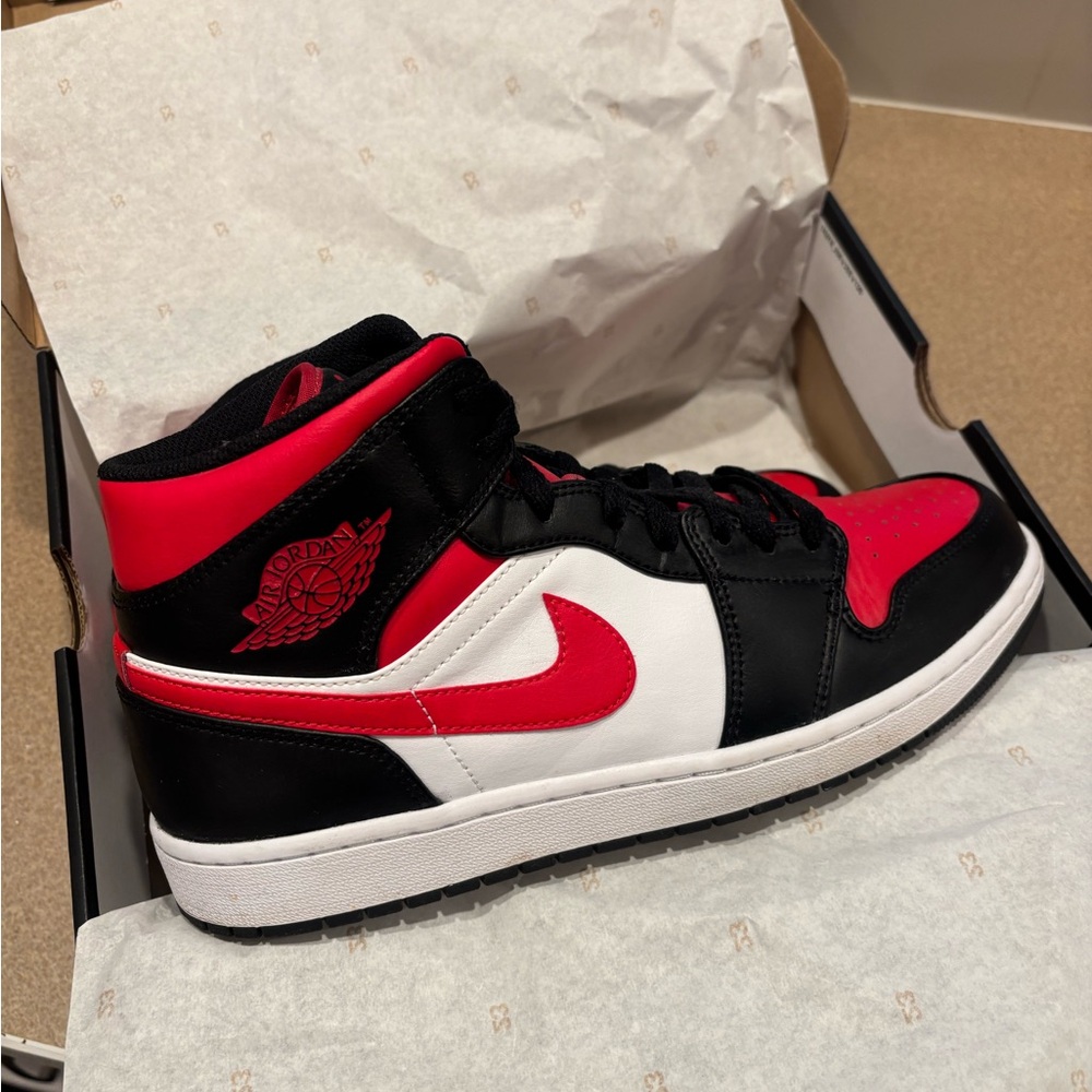 Jordan 1 Mid
White Black Red (2022)